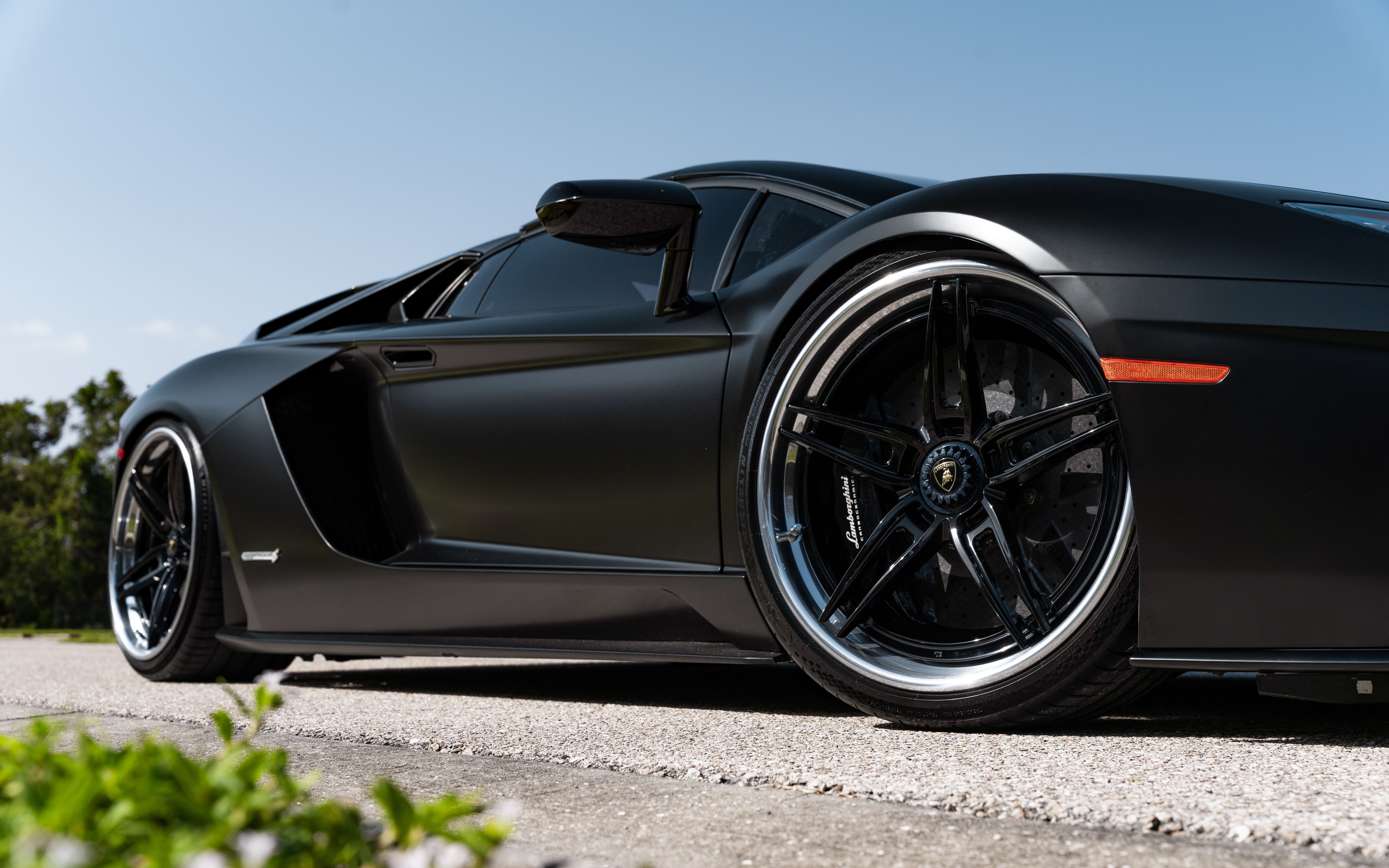 Uma fotografia em alta resolução de um luxuoso supercarro Lamborghini, com um design elegante e aerodinâmico e uma carroçaria brilhante.