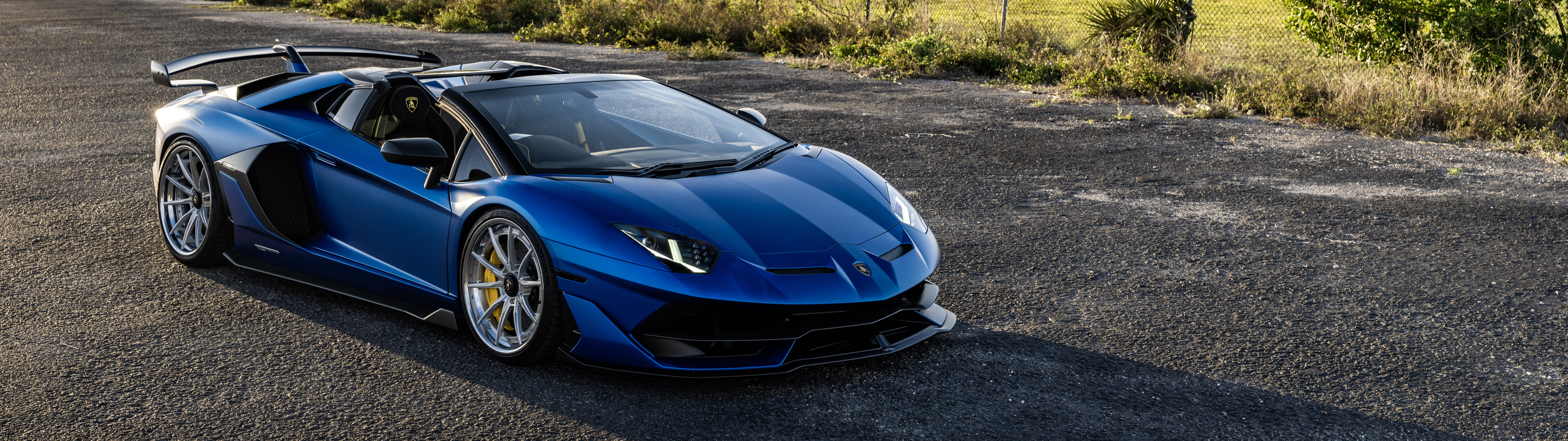 Um supercarro Lamborghini de alto desempenho, com as suas icónicas curvas aerodinâmicas e um acabamento luxuoso e elegante.