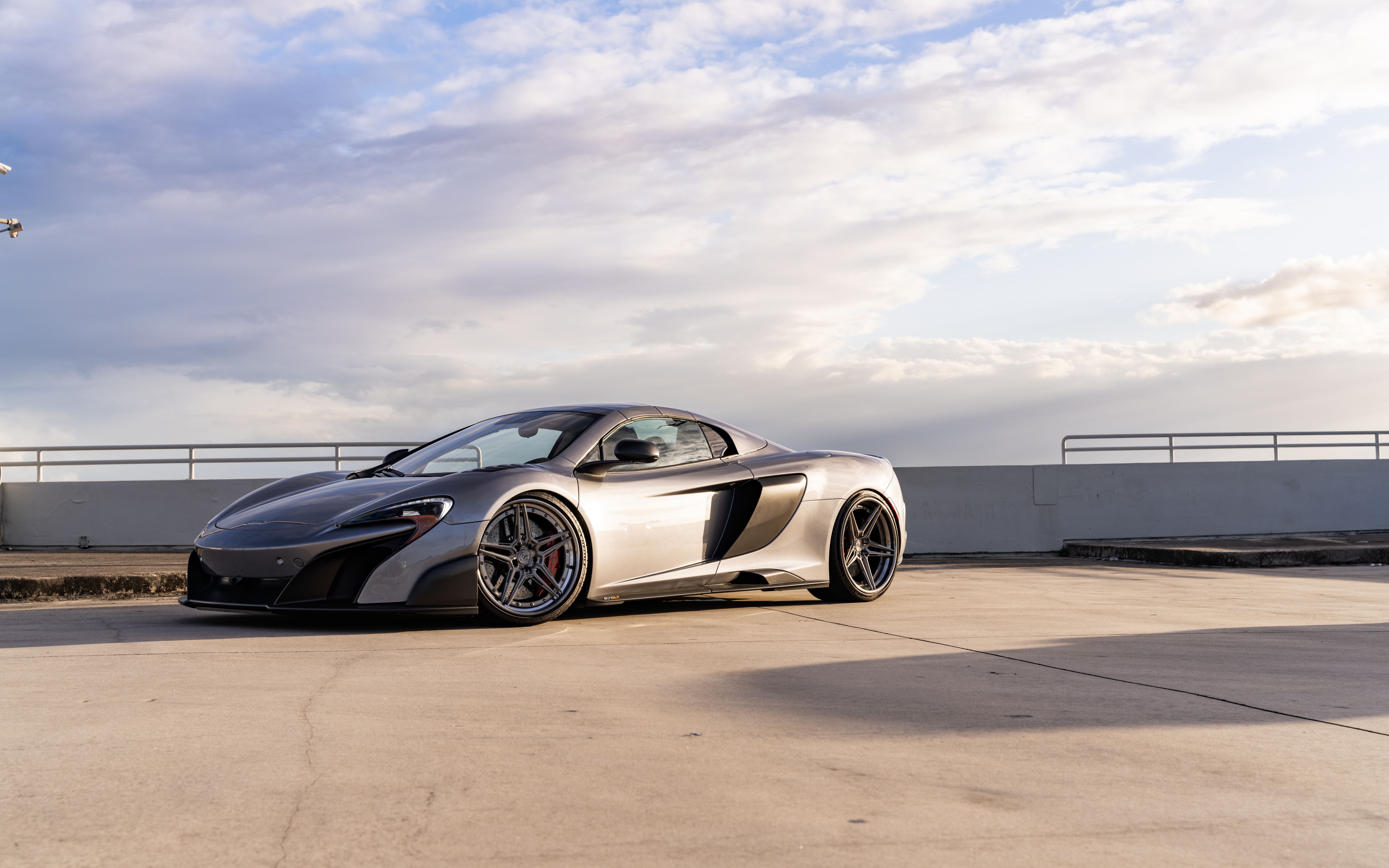 Um supercarro McLaren de alto desempenho, com linhas aerodinâmicas elegantes e um acabamento metálico brilhante.
