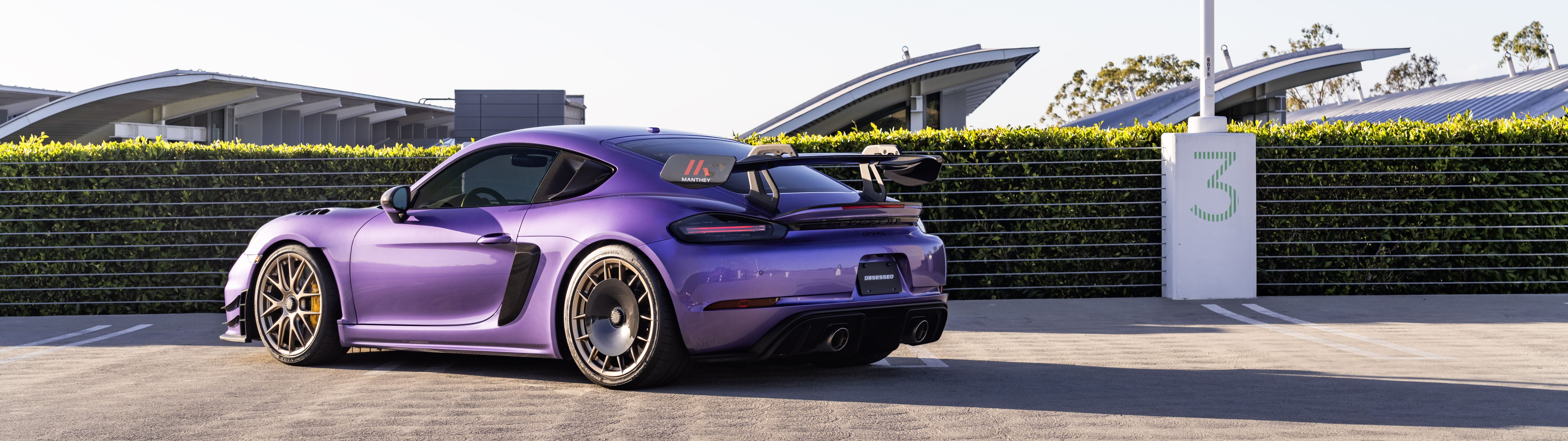 Um Porsche GT3 RS, um carro desportivo de alto desempenho, com um design aerodinâmico arrojado.