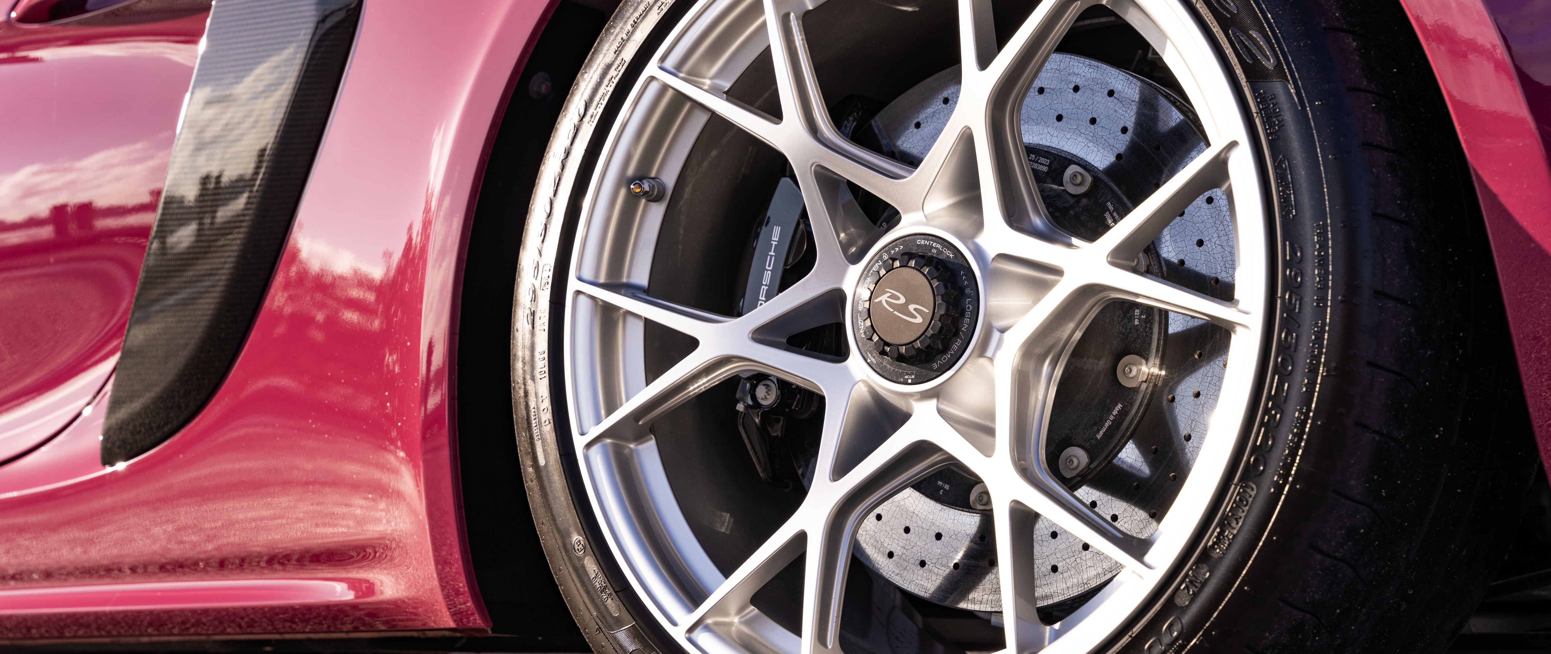 Um elegante e potente carro desportivo Porsche, capturado numa imagem deslumbrante sob uma luz perfeita.