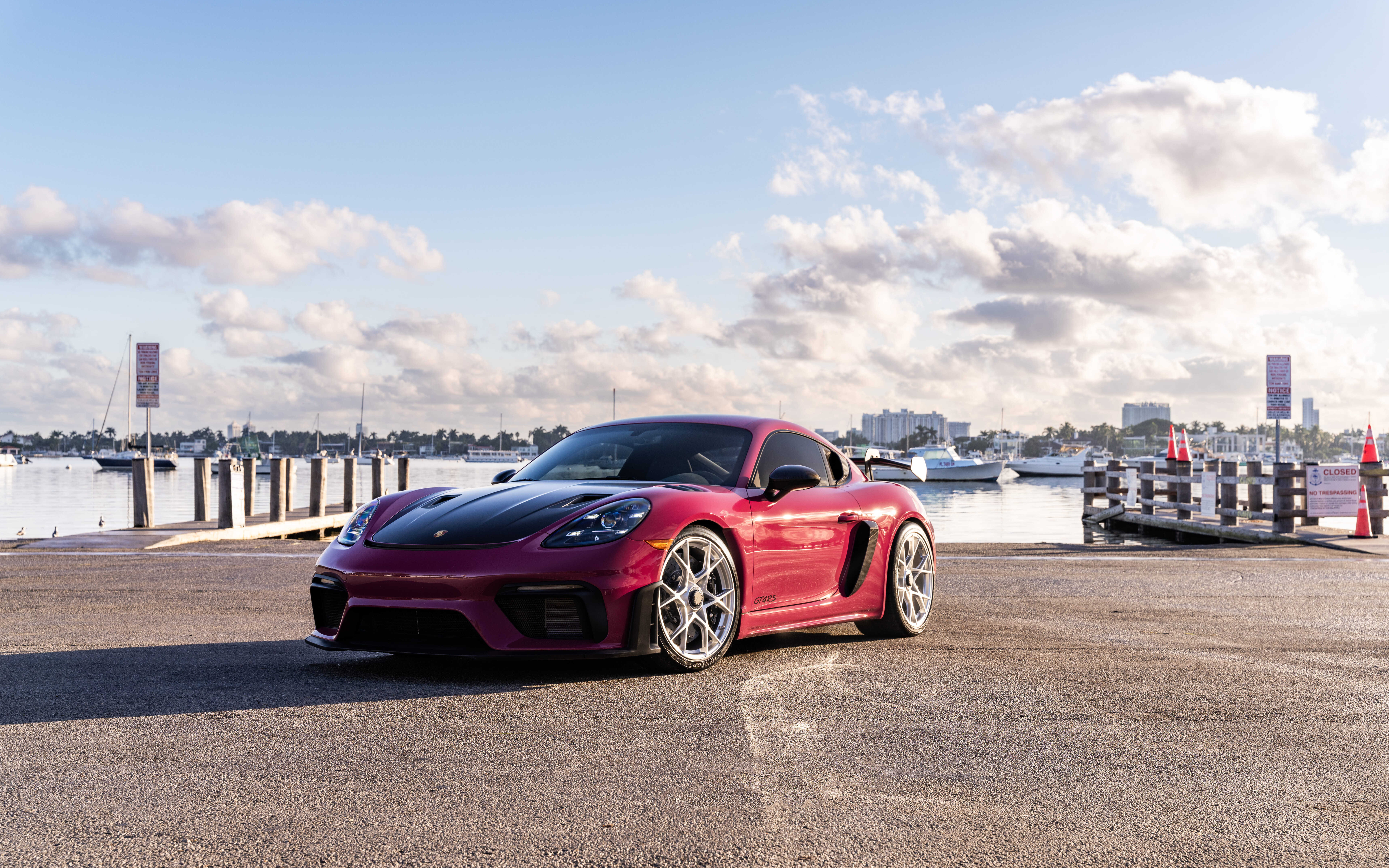 Uma imagem em close-up de um carro esportivo Porsche de alto desempenho, que destaca o seu design luxuoso e o exterior impecável.