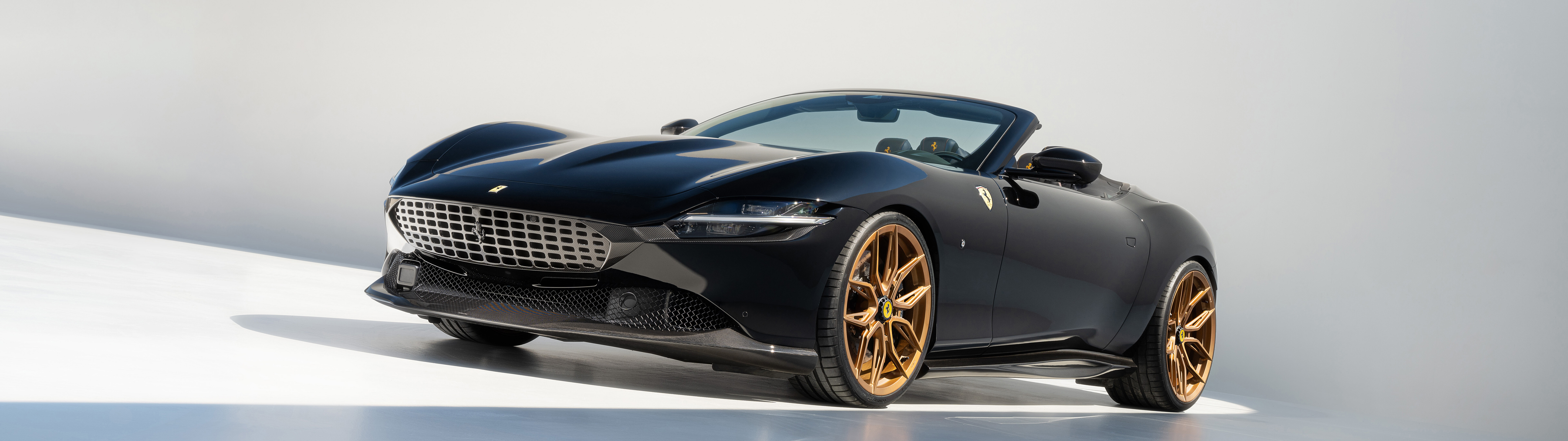 Um elegante e sofisticado Ferrari Roma, um luxuoso carro esportivo que destaca as suas linhas aerodinâmicas e o acabamento de alta qualidade.