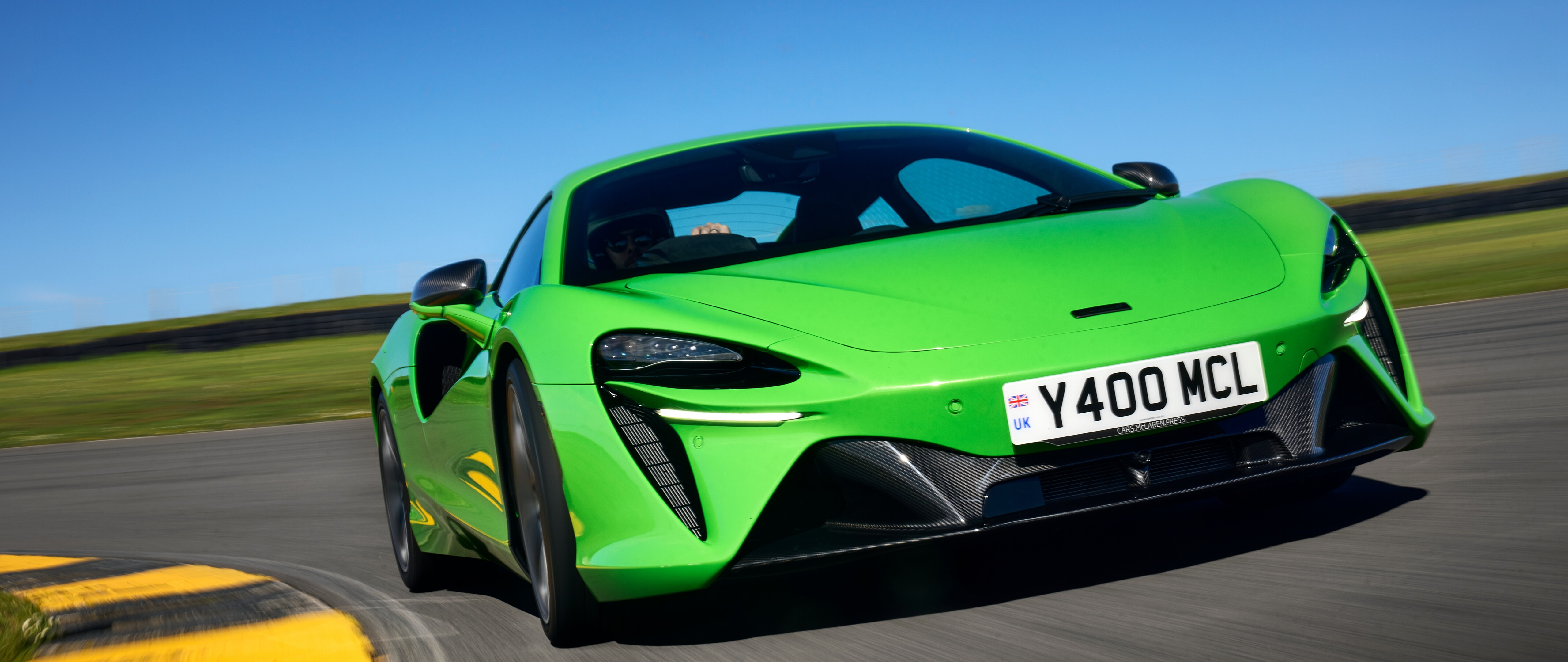 Um deslumbrante McLaren Artura verde, um supercarro de luxo com linhas aerodinâmicas e um acabamento brilhante.