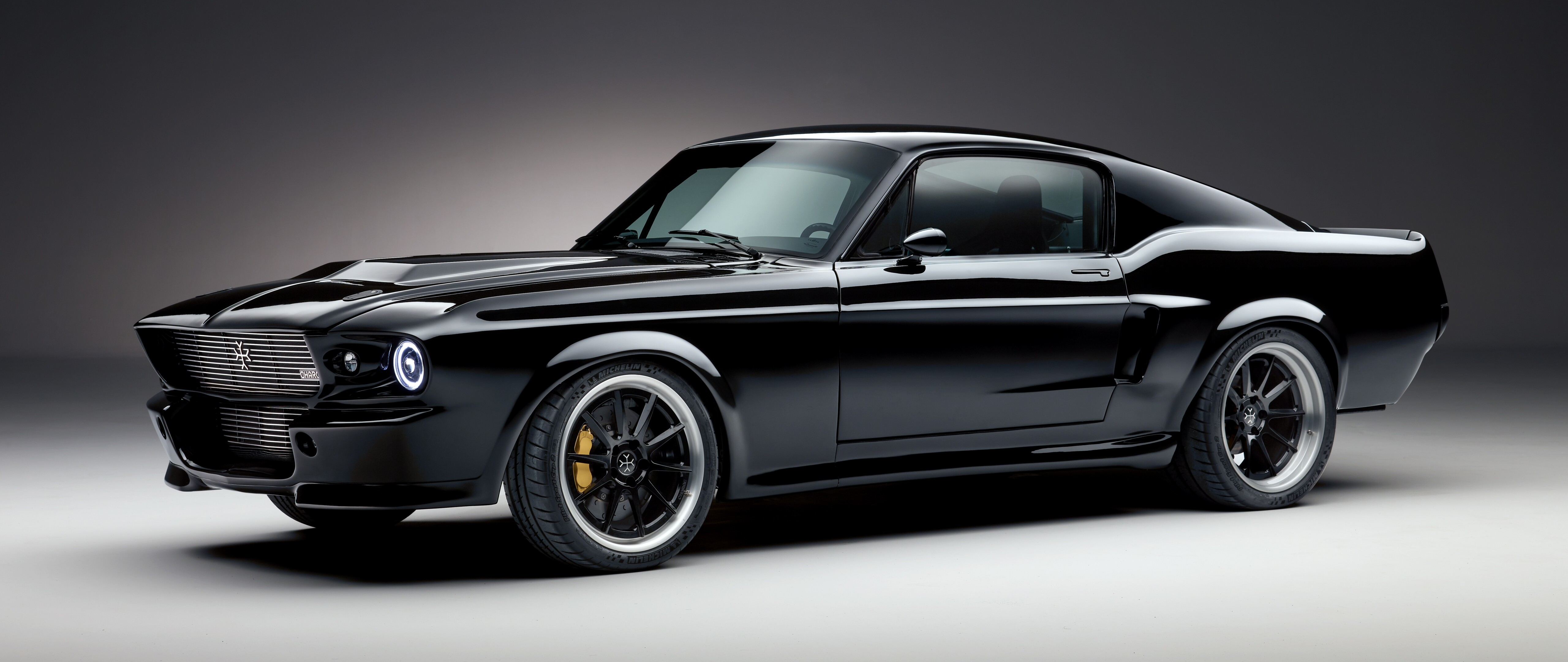 Um moderno Ford Mustang elétrico preto, um carro esportivo com um design elegante e agressivo.