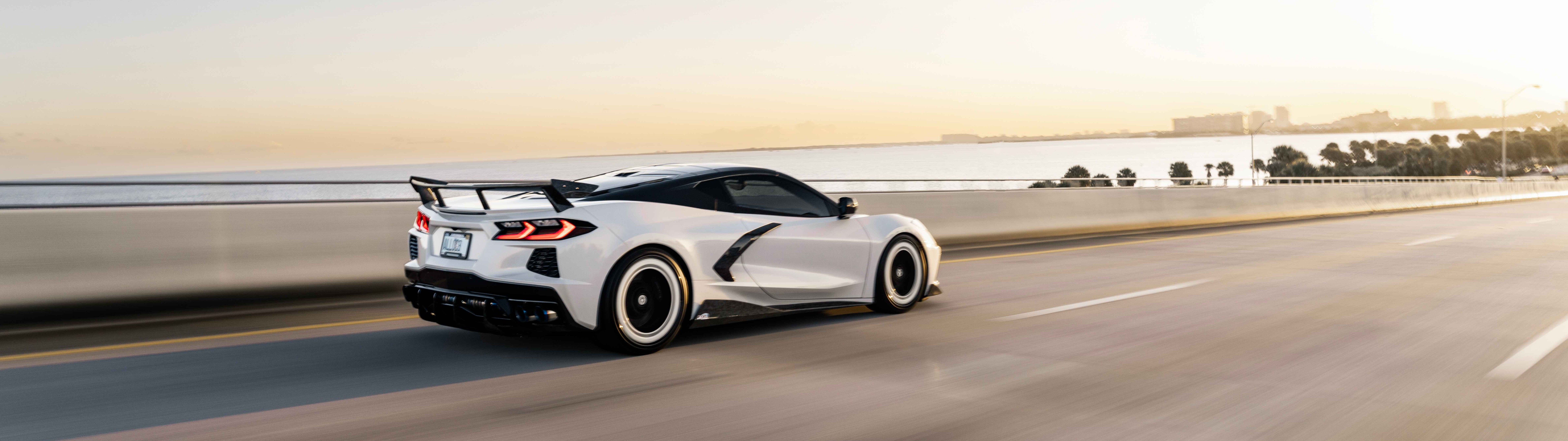 Um desportivo Chevrolet Corvette C8 de alto desempenho, com linhas elegantes e aerodinâmicas e um design moderno.
