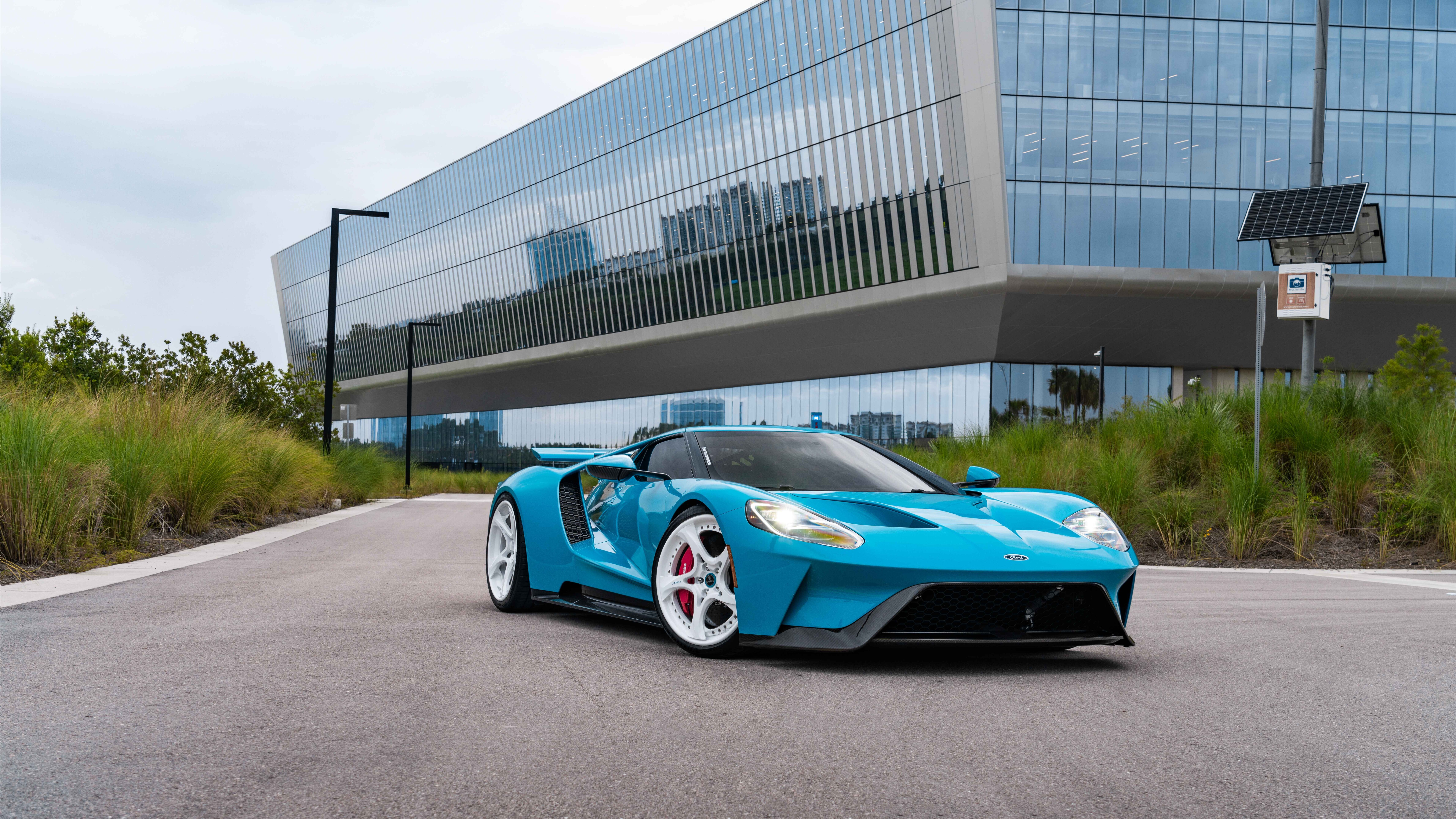 Um supercarro Ford GT de alto desempenho, com o seu característico design aerodinâmico e linhas elegantes.