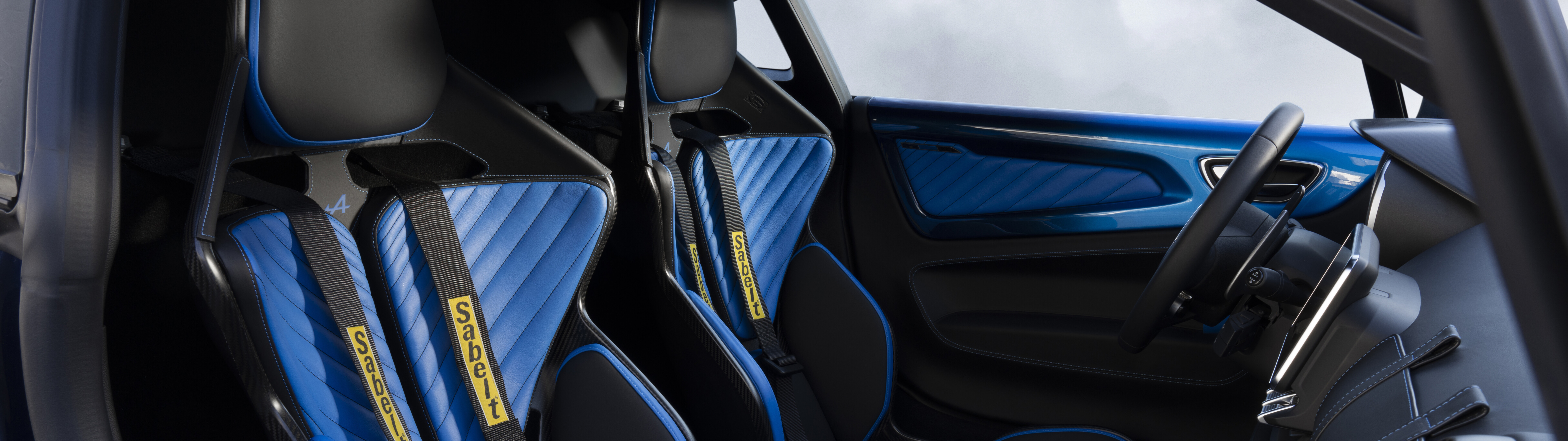 Vista detalhada do interior do habitáculo de um carro desportivo Alpine A110 R Ultime.