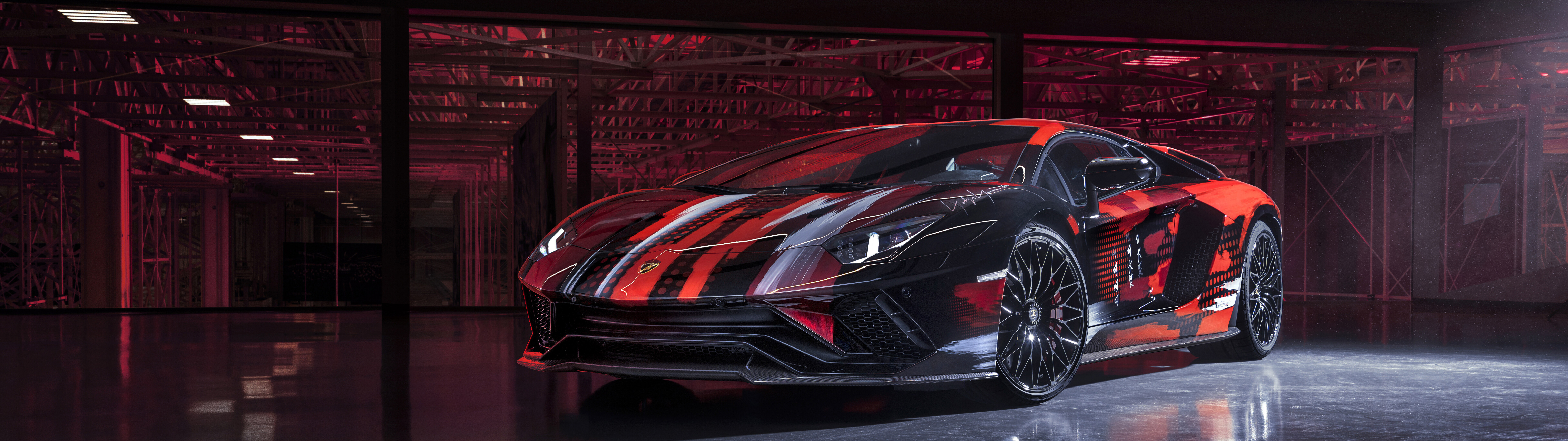 Um elegante e potente supercarro Lamborghini Aventador S, com um design aerodinâmico arrojado e acabamentos luxuosos.