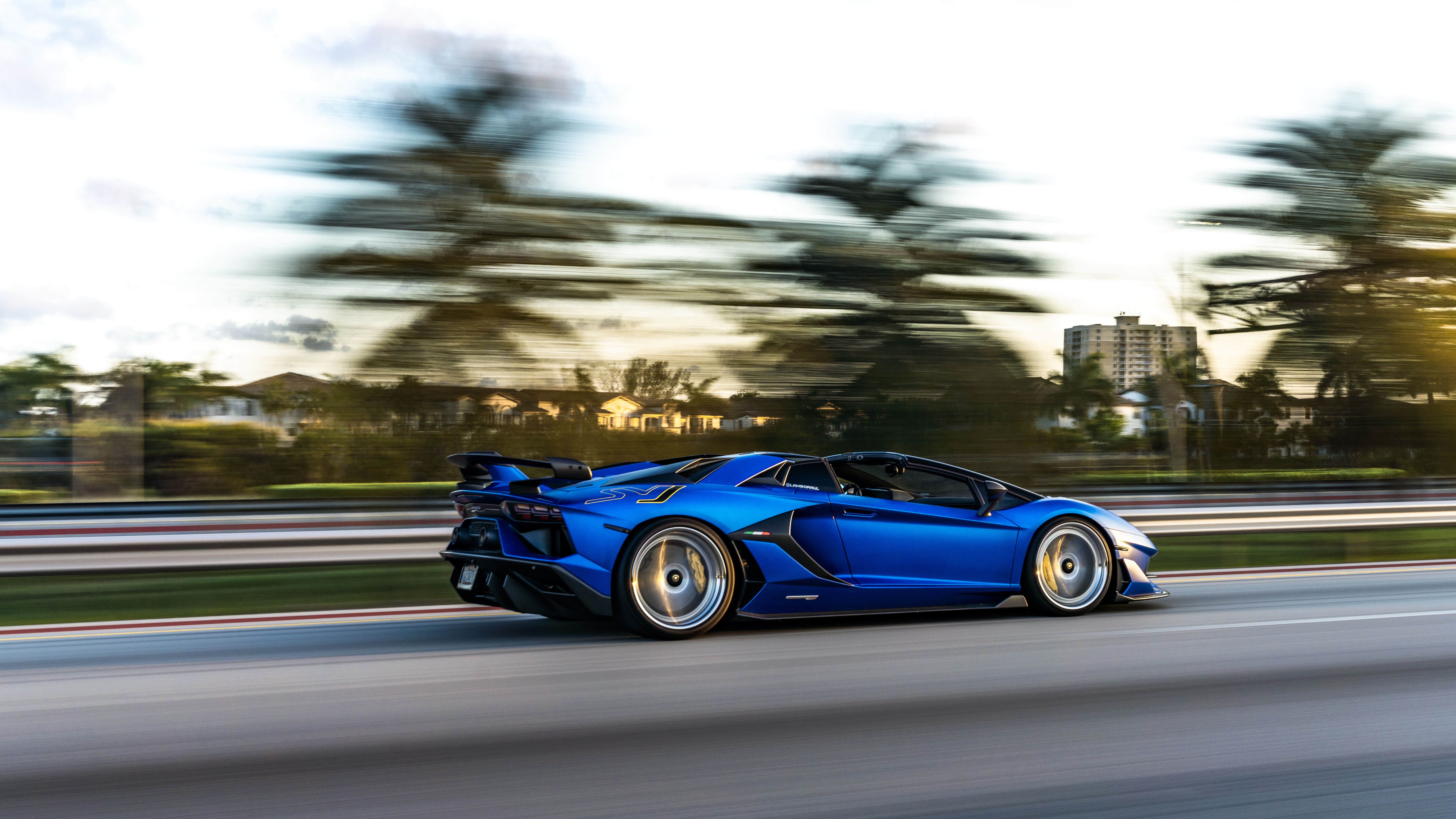Uma imagem em close-up de um Lamborghini Aventador SVJ, que destaca a sua agressiva carroçaria aerodinâmica e o seu design luxuoso.