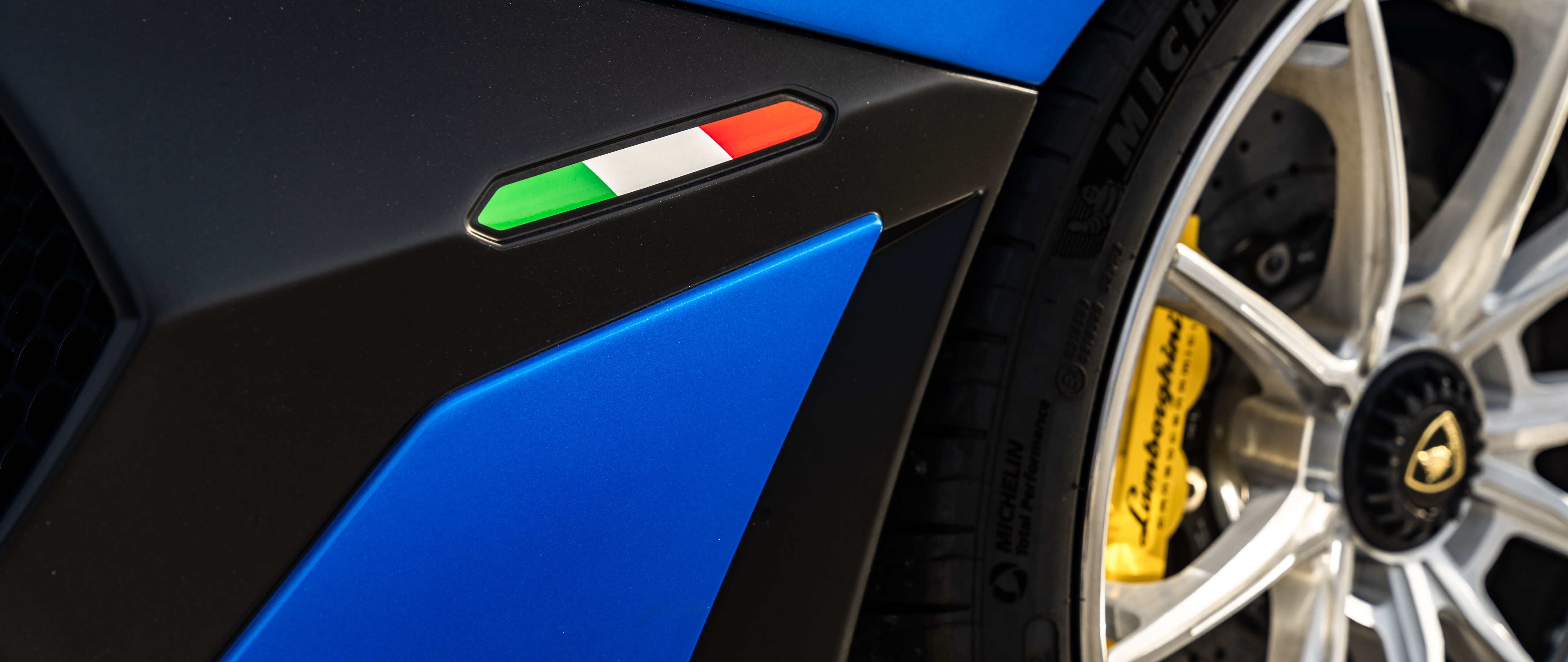 Um supercarro Lamborghini Aventador SVJ de alto desempenho, exibindo a sua carroçaria aerodinâmica.