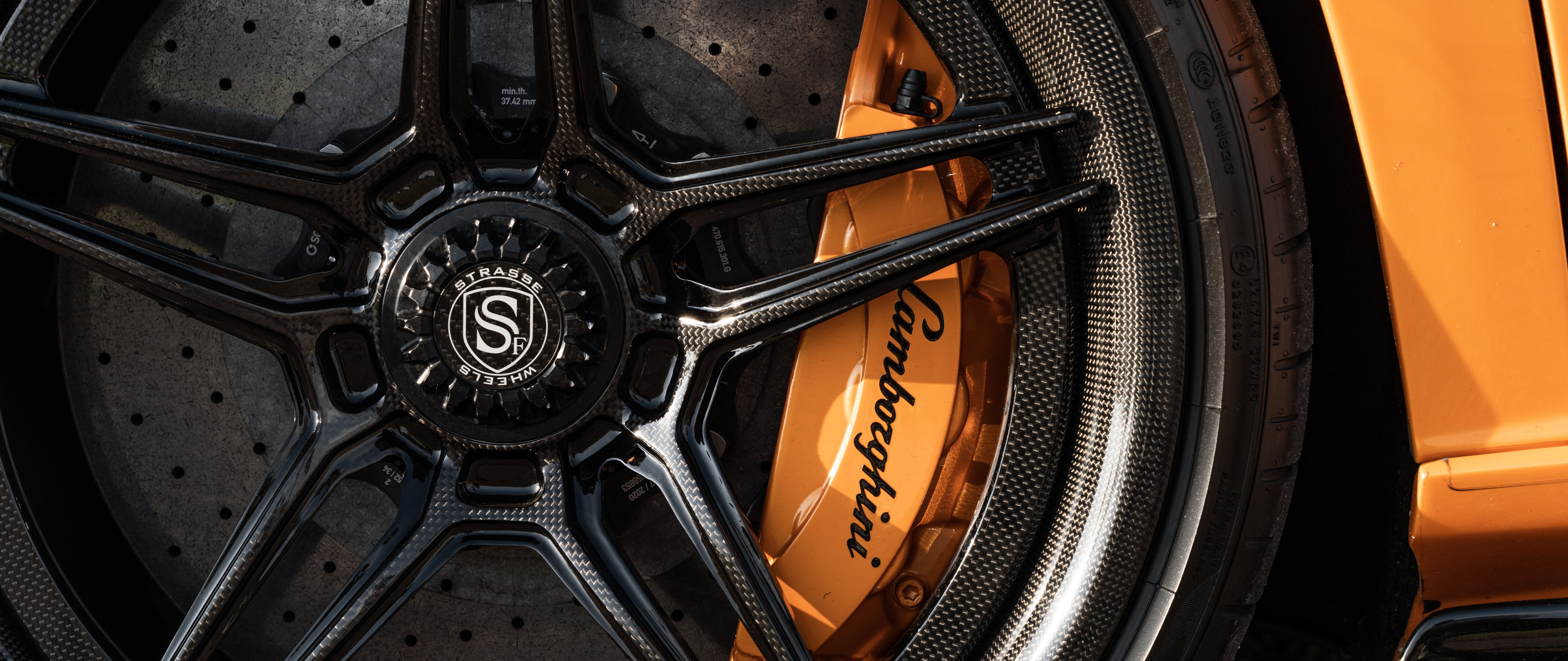 Um supercarro Lamborghini Aventador SVJ de alto desempenho, capturado em um cenário dinâmico.