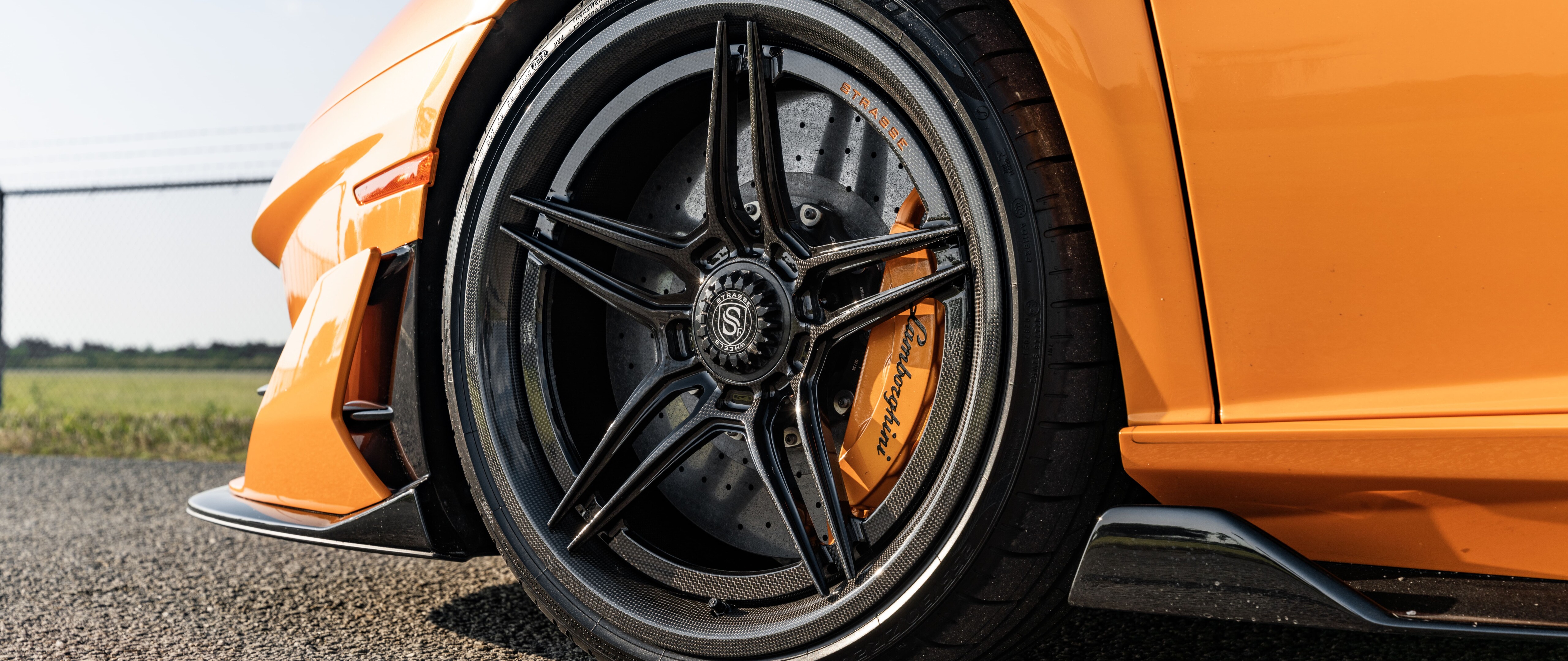 Um supercarro Lamborghini Aventador SVJ de alto desempenho, com a sua icónica carroçaria aerodinâmica e um design arrojado.