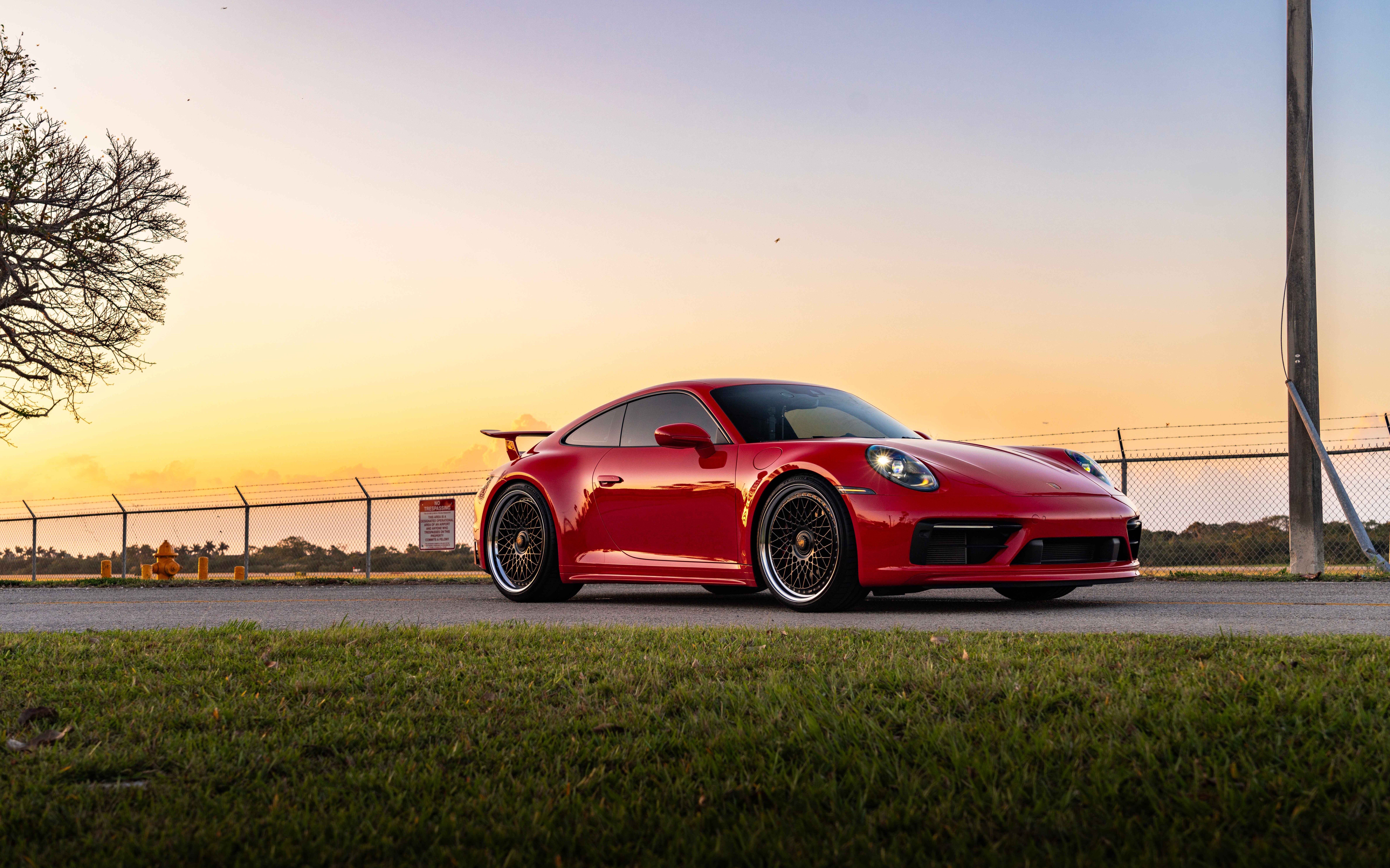 Um elegante e potente Porsche 992 GTS, um carro desportivo que exibe o seu design aerodinâmico moderno.