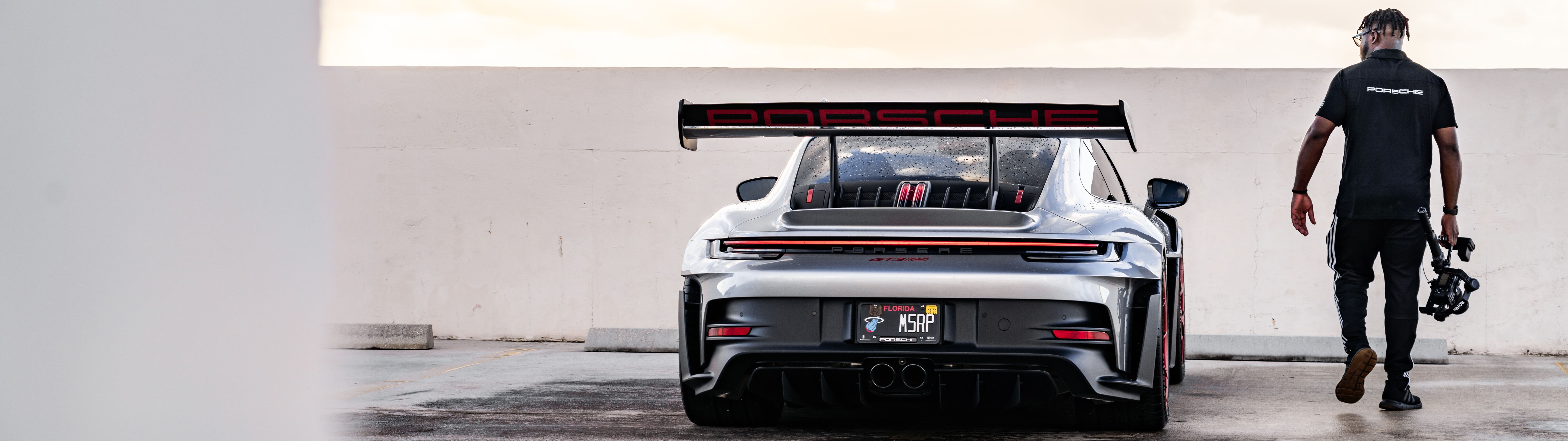 Uma imagem detalhada de um elegante e potente Porsche GT3 RS, um carro esportivo de alto desempenho.