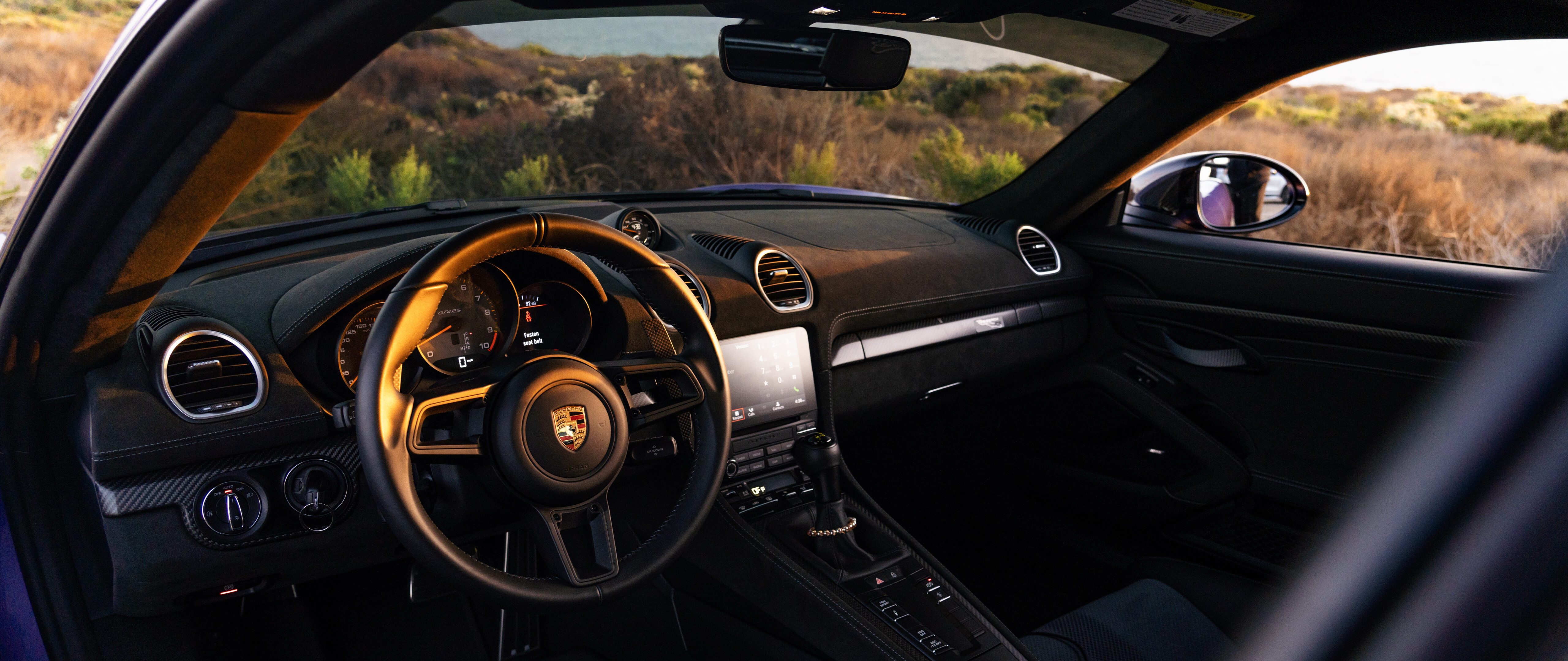 Um elegante e potente carro esportivo Porsche GT3 RS, que exibe o seu design aerodinâmico.