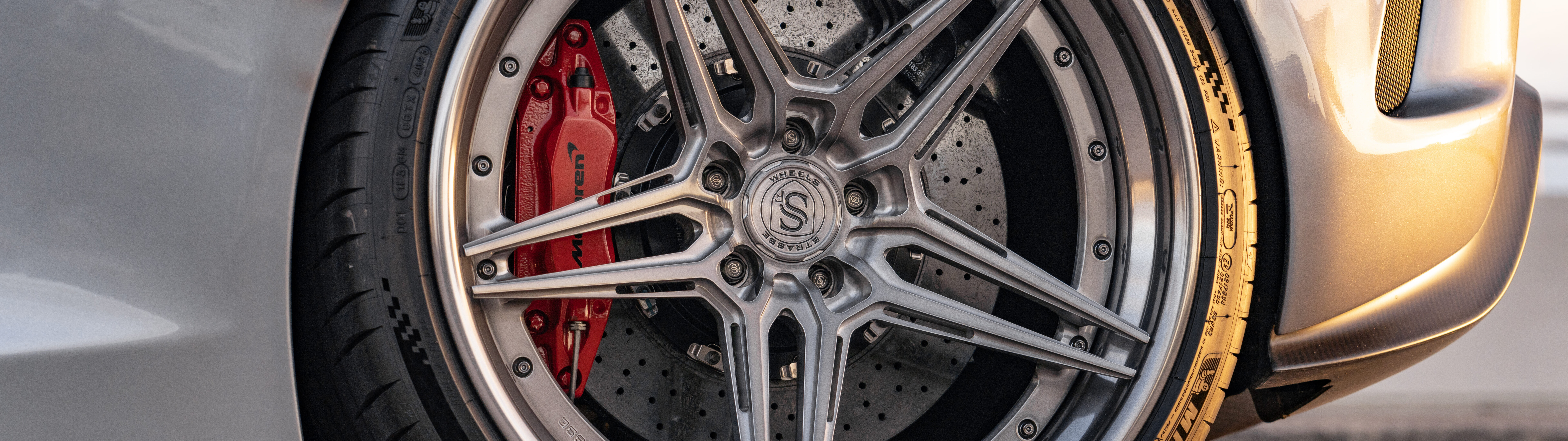 Um supercarro McLaren de alto desempenho, com linhas aerodinâmicas elegantes e um design moderno.