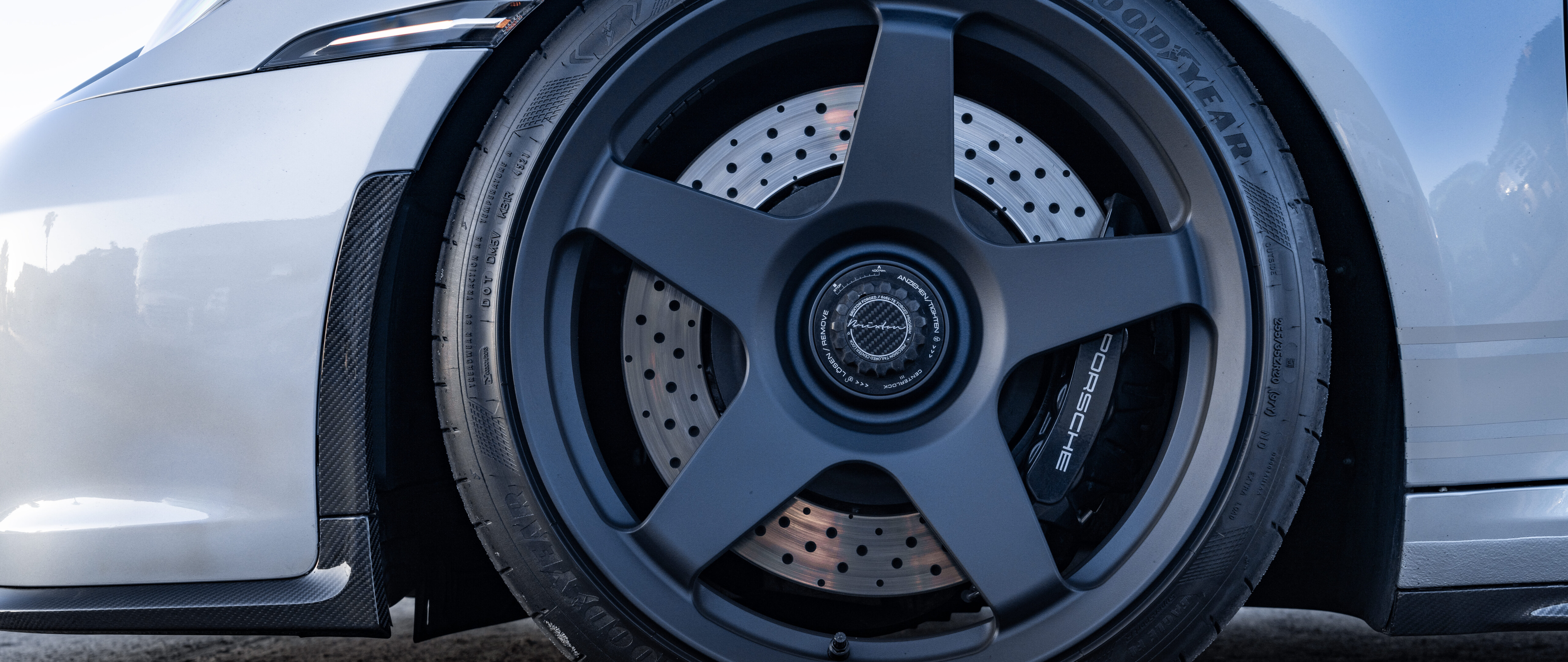 Uma imagem detalhada de um Porsche GT3 RS, um carro esportivo de alto desempenho.