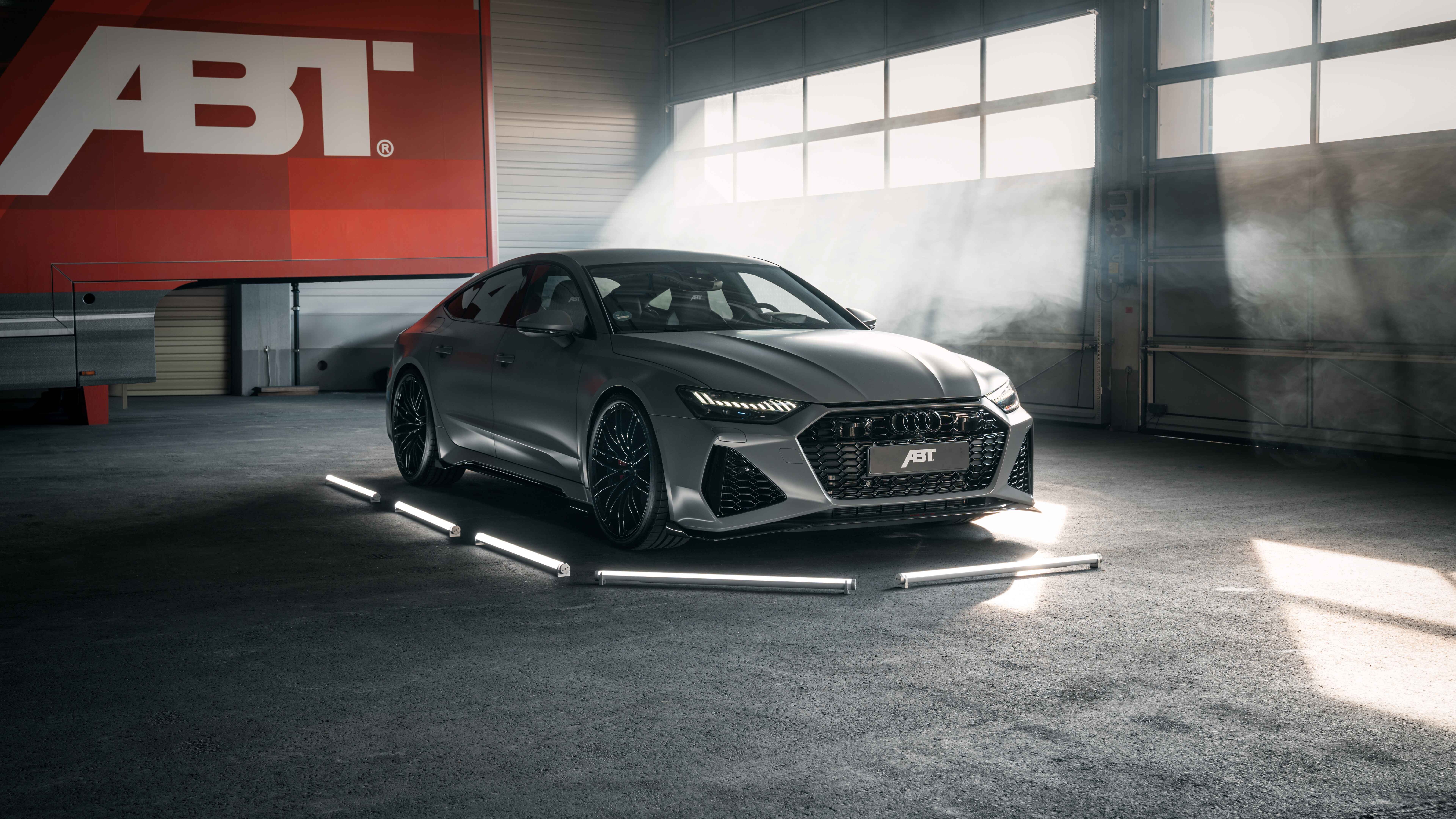 Um Audi RS7, um luxuoso carro esportivo de alto desempenho, com um design elegante e aerodinâmico e pintura metalizada.