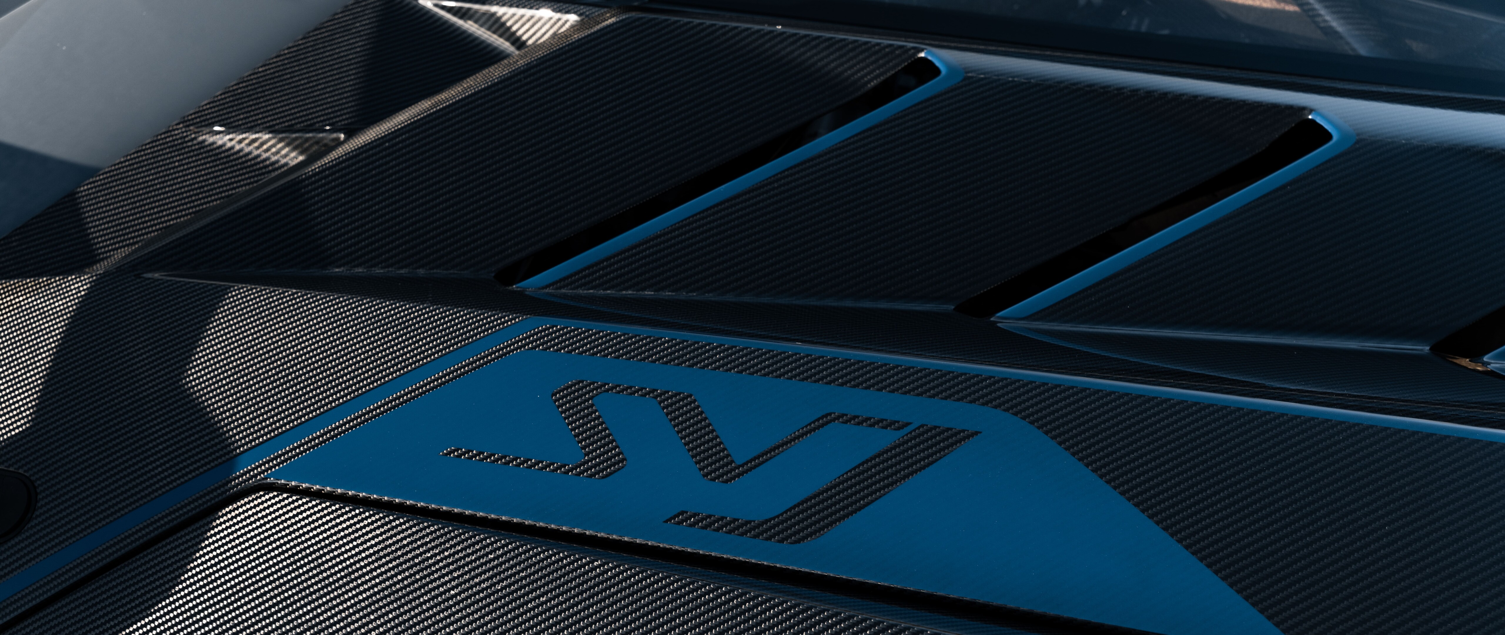 Um supercarro Lamborghini de alto desempenho, com uma carroçaria aerodinâmica e elegante e um acabamento exterior sofisticado e brilhante.