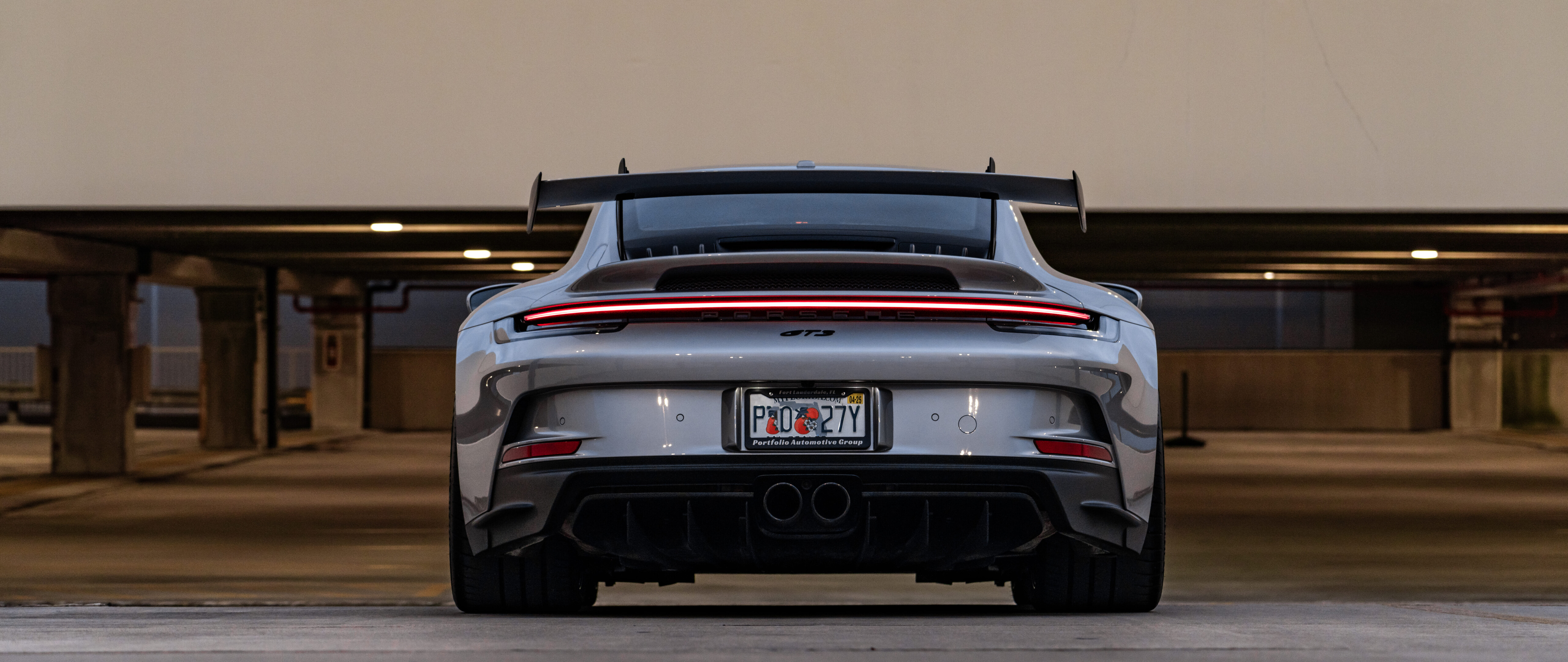 Uma imagem detalhada em close-up de um Porsche 911 GT3 RS, um carro esportivo de alto desempenho.