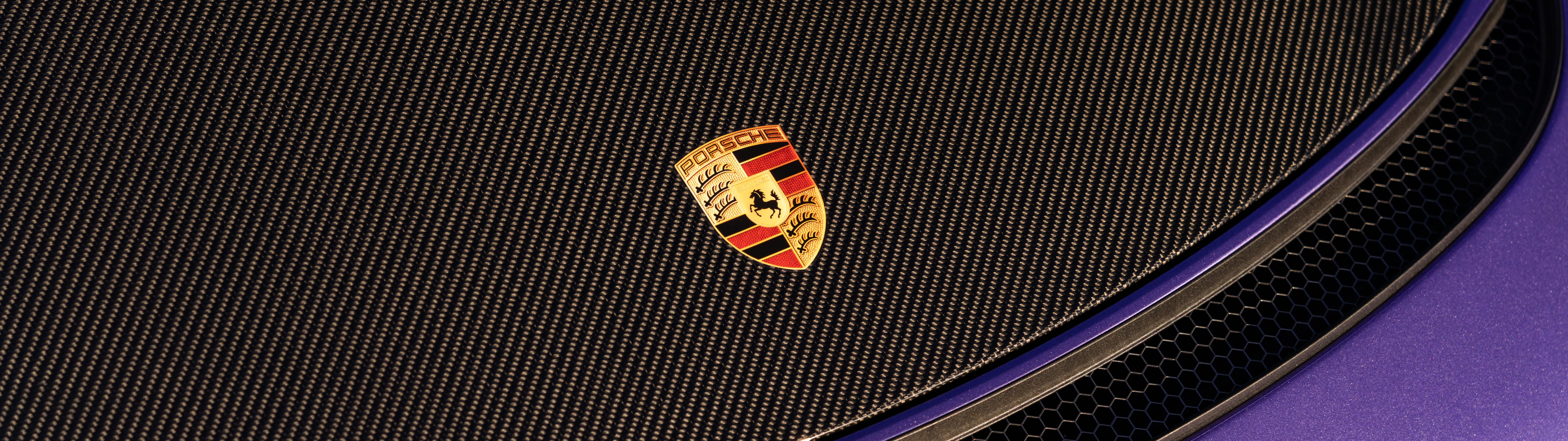 Um Porsche GT3 RS, um carro desportivo de alto desempenho, que exibe as suas características aerodinâmicas e o seu design arrojado.