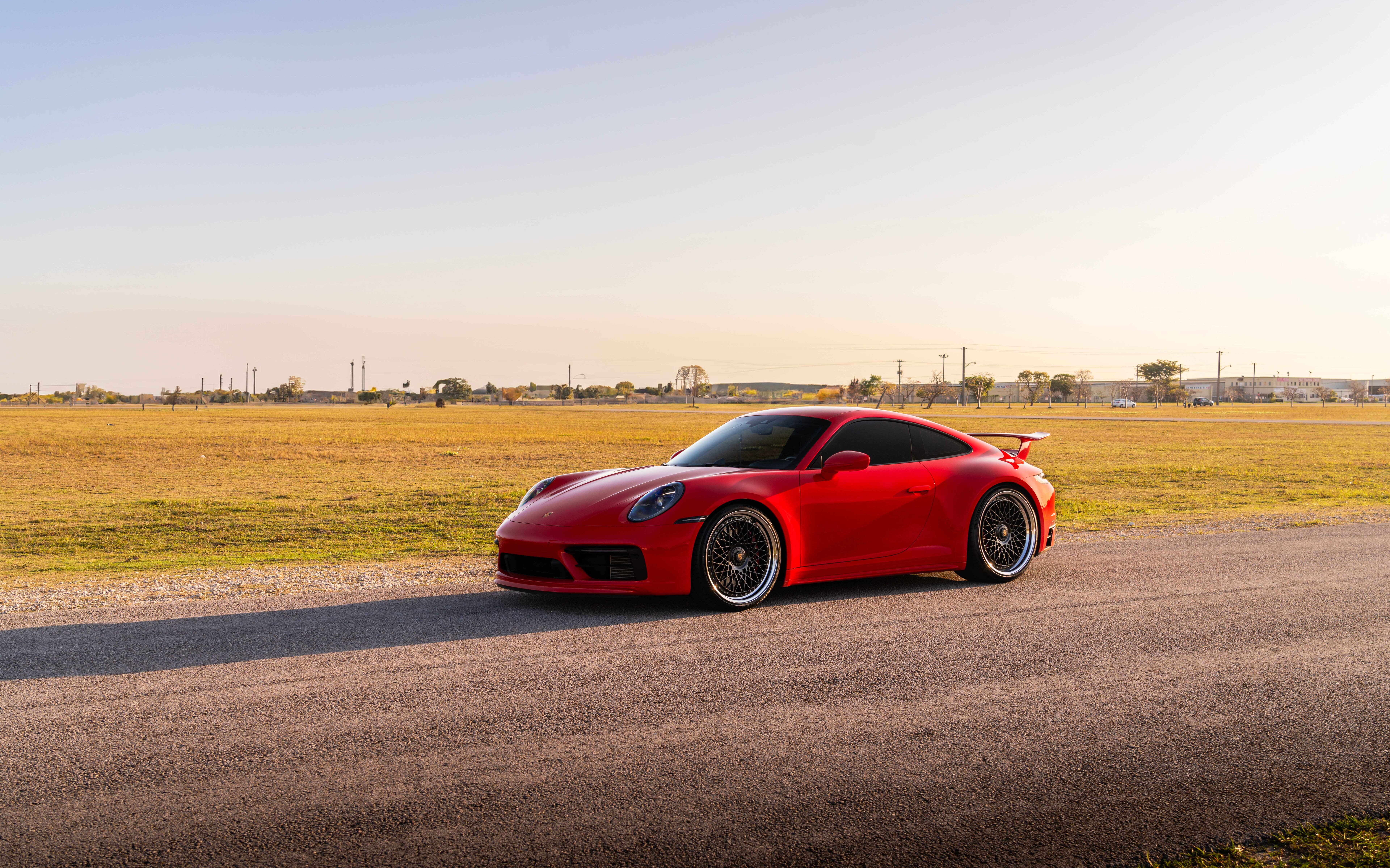 Um elegante e potente carro desportivo Porsche 992 GTS, com um design aerodinâmico moderno e um estilo luxuoso.