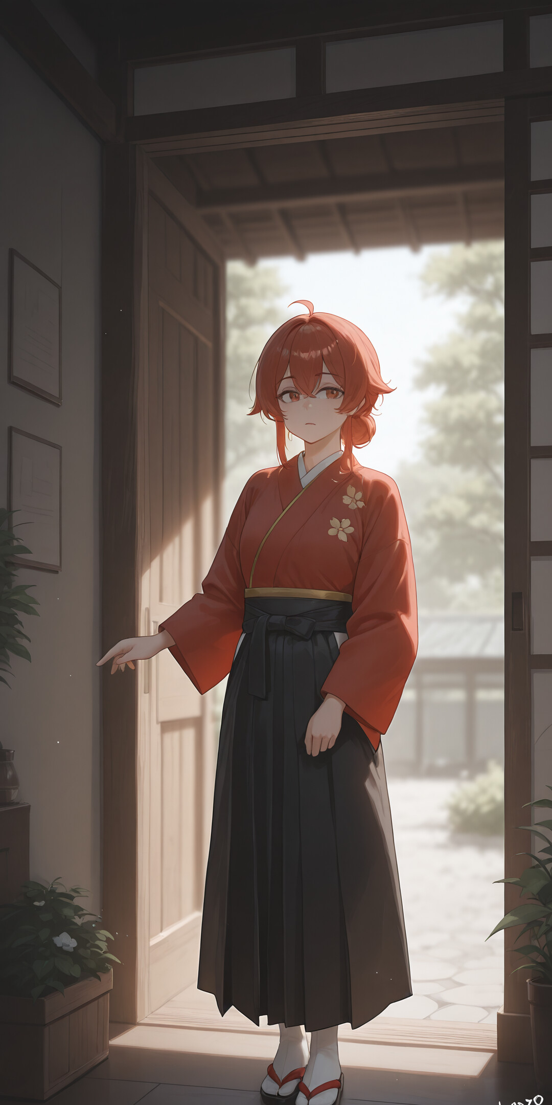 Uma jovem, com um visual que lembra o de personagens de anime, com longos cabelos loiros e vestida com um longo vestido branco, está em frente a uma porta verde-escura. Ela segura algo nas mãos e está rodeada por duas grandes plantas em vasos, sob um céu ensolarado.