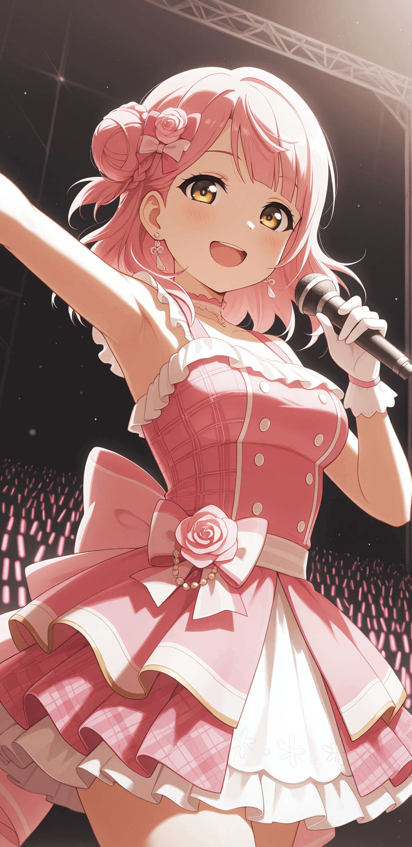 Ayumu Uehara, do grupo Love Live! Nijigasaki High School Idol Club, sorri amplamente enquanto canta ao microfone no palco, vestida com um elaborado fato de ídolo rosa e branco, decorado com motivos de rosas.