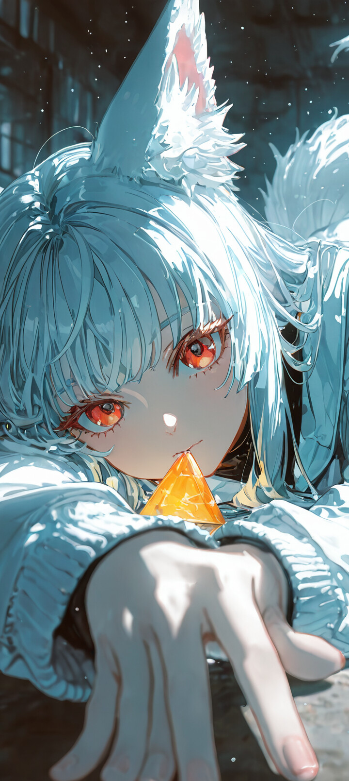 Uma pintura digital em close-up de uma raposa estilizada, branca e cinzenta, com olhos laranja brilhantes e uma expressão intensa. Uma luz laranja emana do interior das suas orelhas e boca, contrastando com um fundo azul desfocado.