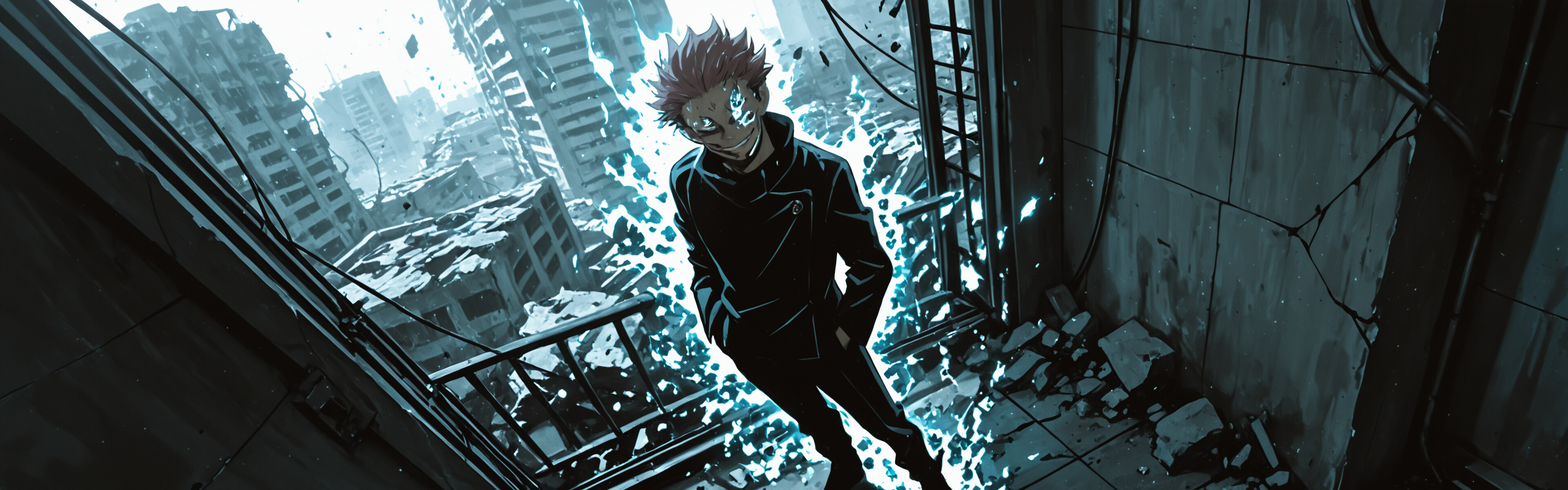 Ryomen Sukuna, de Jujutsu Kaisen, em pé numa cidade destruída, com um sorriso ameaçador, olhando para a câmara num ângulo elevado.